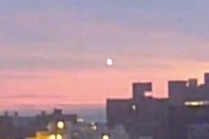 Unidentified pulsating lights captured over New York on New Year’s Eve